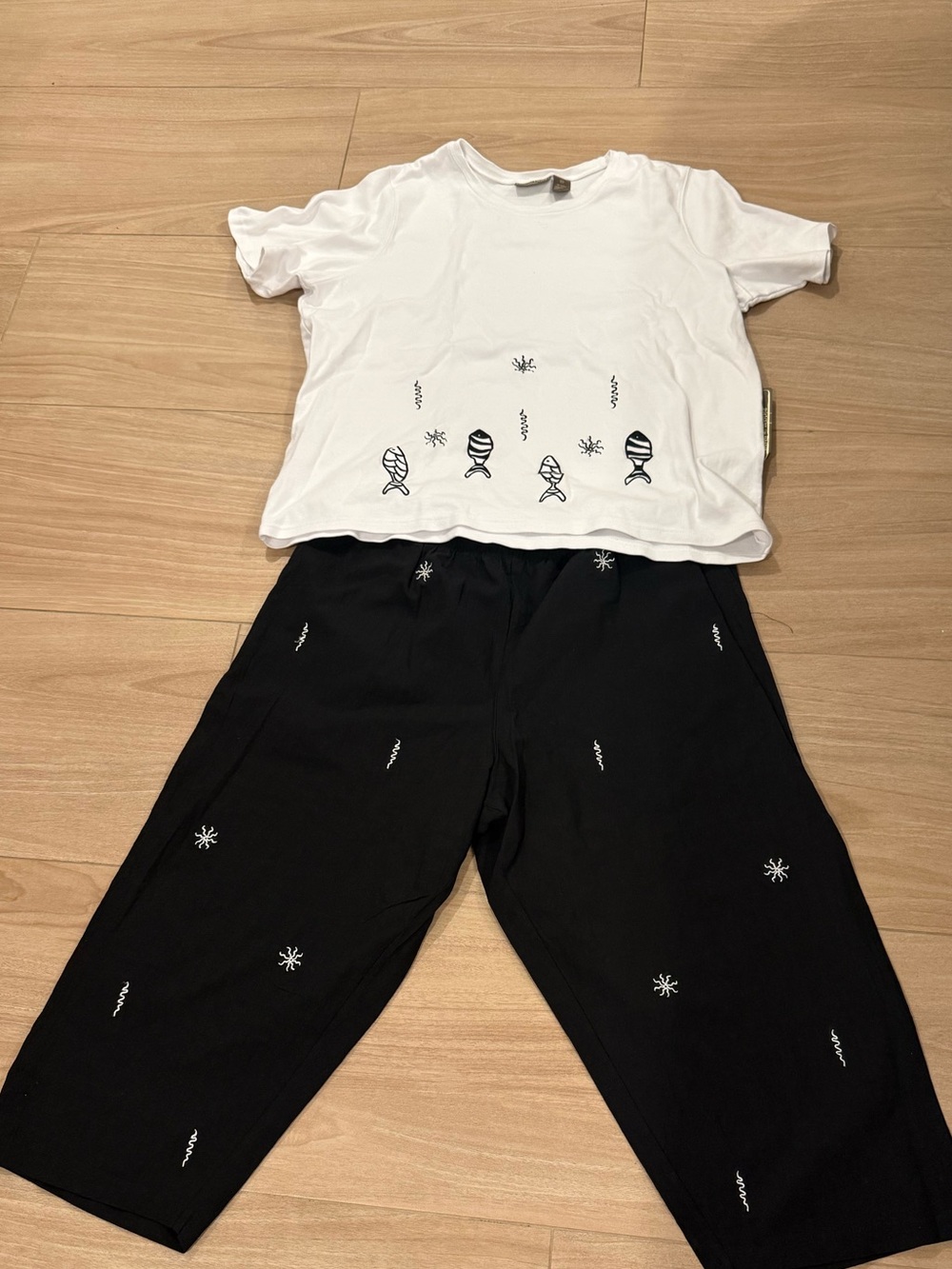 Jane Ashley White Top & Black capri pants set - 2X